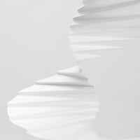 Flensted Mobiles(フレンステッド・モビール)は、1953年創業のデンマーク発・モビール専門ブランド。北欧デザインの文脈に立脚し、造形・質量配分・回転慣性を最適化して、わずかな気流でも自律的に表情を変える構成美を追求します。各パーツは重心とトルクの釣り合いを精密に設計し、静止と運動のあいだを往還する“動く彫刻”として空間に時間軸を付与。代表作「Lucky Storks」から幾何学、鳥類、気球まで多彩で、紙・ステンレス・木材の軽量構造は施工負荷が小さく、住宅・商業・ホスピタリティ・キッズ空間に適合します。現在もデンマーク国内で手作業組立・品質管理を徹底し、視覚ノイズを抑えた運動リズムが集中・鎮静・遊び心をもたらします。北欧インテリアの天井飾りや吊り下げモビールとして、リビング・子供部屋・出産祝いギフトに最適なデンマーク製の正規品です。