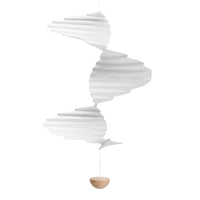 Flensted Mobiles(フレンステッド・モビール)は、1953年創業のデンマーク発・モビール専門ブランド。北欧デザインの文脈に立脚し、造形・質量配分・回転慣性を最適化して、わずかな気流でも自律的に表情を変える構成美を追求します。各パーツは重心とトルクの釣り合いを精密に設計し、静止と運動のあいだを往還する“動く彫刻”として空間に時間軸を付与。代表作「Lucky Storks」から幾何学、鳥類、気球まで多彩で、紙・ステンレス・木材の軽量構造は施工負荷が小さく、住宅・商業・ホスピタリティ・キッズ空間に適合します。現在もデンマーク国内で手作業組立・品質管理を徹底し、視覚ノイズを抑えた運動リズムが集中・鎮静・遊び心をもたらします。北欧インテリアの天井飾りや吊り下げモビールとして、リビング・子供部屋・出産祝いギフトに最適なデンマーク製の正規品です。