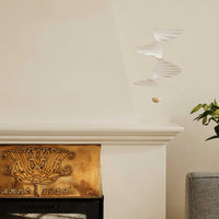 Flensted Mobiles(フレンステッド・モビール)は、1953年創業のデンマーク発・モビール専門ブランド。北欧デザインの文脈に立脚し、造形・質量配分・回転慣性を最適化して、わずかな気流でも自律的に表情を変える構成美を追求します。各パーツは重心とトルクの釣り合いを精密に設計し、静止と運動のあいだを往還する“動く彫刻”として空間に時間軸を付与。代表作「Lucky Storks」から幾何学、鳥類、気球まで多彩で、紙・ステンレス・木材の軽量構造は施工負荷が小さく、住宅・商業・ホスピタリティ・キッズ空間に適合します。現在もデンマーク国内で手作業組立・品質管理を徹底し、視覚ノイズを抑えた運動リズムが集中・鎮静・遊び心をもたらします。北欧インテリアの天井飾りや吊り下げモビールとして、リビング・子供部屋・出産祝いギフトに最適なデンマーク製の正規品です。