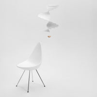 Flensted Mobiles(フレンステッド・モビール)は、1953年創業のデンマーク発・モビール専門ブランド。北欧デザインの文脈に立脚し、造形・質量配分・回転慣性を最適化して、わずかな気流でも自律的に表情を変える構成美を追求します。各パーツは重心とトルクの釣り合いを精密に設計し、静止と運動のあいだを往還する“動く彫刻”として空間に時間軸を付与。代表作「Lucky Storks」から幾何学、鳥類、気球まで多彩で、紙・ステンレス・木材の軽量構造は施工負荷が小さく、住宅・商業・ホスピタリティ・キッズ空間に適合します。現在もデンマーク国内で手作業組立・品質管理を徹底し、視覚ノイズを抑えた運動リズムが集中・鎮静・遊び心をもたらします。北欧インテリアの天井飾りや吊り下げモビールとして、リビング・子供部屋・出産祝いギフトに最適なデンマーク製の正規品です。