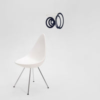 Flensted Mobiles(フレンステッド・モビール)は、1953年創業のデンマーク発・モビール専門ブランド。北欧デザインの文脈に立脚し、造形・質量配分・回転慣性を最適化して、わずかな気流でも自律的に表情を変える構成美を追求します。各パーツは重心とトルクの釣り合いを精密に設計し、静止と運動のあいだを往還する“動く彫刻”として空間に時間軸を付与。代表作「Lucky Storks」から幾何学、鳥類、気球まで多彩で、紙・ステンレス・木材の軽量構造は施工負荷が小さく、住宅・商業・ホスピタリティ・キッズ空間に適合します。現在もデンマーク国内で手作業組立・品質管理を徹底し、視覚ノイズを抑えた運動リズムが集中・鎮静・遊び心をもたらします。北欧インテリアの天井飾りや吊り下げモビールとして、リビング・子供部屋・出産祝いギフトに最適なデンマーク製の正規品です。