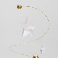 Flensted Mobiles(フレンステッド・モビール)は、1953年創業のデンマーク発・モビール専門ブランド。北欧デザインの文脈に立脚し、造形・質量配分・回転慣性を最適化して、わずかな気流でも自律的に表情を変える構成美を追求します。各パーツは重心とトルクの釣り合いを精密に設計し、静止と運動のあいだを往還する“動く彫刻”として空間に時間軸を付与。代表作「Lucky Storks」から幾何学、鳥類、気球まで多彩で、紙・ステンレス・木材の軽量構造は施工負荷が小さく、住宅・商業・ホスピタリティ・キッズ空間に適合します。現在もデンマーク国内で手作業組立・品質管理を徹底し、視覚ノイズを抑えた運動リズムが集中・鎮静・遊び心をもたらします。北欧インテリアの天井飾りや吊り下げモビールとして、リビング・子供部屋・出産祝いギフトに最適なデンマーク製の正規品です。