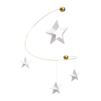 Flensted Mobiles(フレンステッド・モビール)は、1953年創業のデンマーク発・モビール専門ブランド。北欧デザインの文脈に立脚し、造形・質量配分・回転慣性を最適化して、わずかな気流でも自律的に表情を変える構成美を追求します。各パーツは重心とトルクの釣り合いを精密に設計し、静止と運動のあいだを往還する“動く彫刻”として空間に時間軸を付与。代表作「Lucky Storks」から幾何学、鳥類、気球まで多彩で、紙・ステンレス・木材の軽量構造は施工負荷が小さく、住宅・商業・ホスピタリティ・キッズ空間に適合します。現在もデンマーク国内で手作業組立・品質管理を徹底し、視覚ノイズを抑えた運動リズムが集中・鎮静・遊び心をもたらします。北欧インテリアの天井飾りや吊り下げモビールとして、リビング・子供部屋・出産祝いギフトに最適なデンマーク製の正規品です。