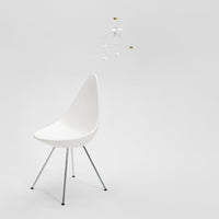 Flensted Mobiles(フレンステッド・モビール)は、1953年創業のデンマーク発・モビール専門ブランド。北欧デザインの文脈に立脚し、造形・質量配分・回転慣性を最適化して、わずかな気流でも自律的に表情を変える構成美を追求します。各パーツは重心とトルクの釣り合いを精密に設計し、静止と運動のあいだを往還する“動く彫刻”として空間に時間軸を付与。代表作「Lucky Storks」から幾何学、鳥類、気球まで多彩で、紙・ステンレス・木材の軽量構造は施工負荷が小さく、住宅・商業・ホスピタリティ・キッズ空間に適合します。現在もデンマーク国内で手作業組立・品質管理を徹底し、視覚ノイズを抑えた運動リズムが集中・鎮静・遊び心をもたらします。北欧インテリアの天井飾りや吊り下げモビールとして、リビング・子供部屋・出産祝いギフトに最適なデンマーク製の正規品です。