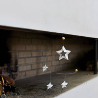 Flensted Mobiles(フレンステッド・モビール)は、1953年創業のデンマーク発・モビール専門ブランド。北欧デザインの文脈に立脚し、造形・質量配分・回転慣性を最適化して、わずかな気流でも自律的に表情を変える構成美を追求します。各パーツは重心とトルクの釣り合いを精密に設計し、静止と運動のあいだを往還する“動く彫刻”として空間に時間軸を付与。代表作「Lucky Storks」から幾何学、鳥類、気球まで多彩で、紙・ステンレス・木材の軽量構造は施工負荷が小さく、住宅・商業・ホスピタリティ・キッズ空間に適合します。現在もデンマーク国内で手作業組立・品質管理を徹底し、視覚ノイズを抑えた運動リズムが集中・鎮静・遊び心をもたらします。北欧インテリアの天井飾りや吊り下げモビールとして、リビング・子供部屋・出産祝いギフトに最適なデンマーク製の正規品です。