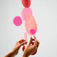 Flensted Mobiles(フレンステッド・モビール)は、1953年創業のデンマーク発・モビール専門ブランド。北欧デザインの文脈に立脚し、造形・質量配分・回転慣性を最適化して、わずかな気流でも自律的に表情を変える構成美を追求します。各パーツは重心とトルクの釣り合いを精密に設計し、静止と運動のあいだを往還する“動く彫刻”として空間に時間軸を付与。代表作「Lucky Storks」から幾何学、鳥類、気球まで多彩で、紙・ステンレス・木材の軽量構造は施工負荷が小さく、住宅・商業・ホスピタリティ・キッズ空間に適合します。現在もデンマーク国内で手作業組立・品質管理を徹底し、視覚ノイズを抑えた運動リズムが集中・鎮静・遊び心をもたらします。北欧インテリアの天井飾りや吊り下げモビールとして、リビング・子供部屋・出産祝いギフトに最適なデンマーク製の正規品です。