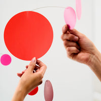 Flensted Mobiles(フレンステッド・モビール)は、1953年創業のデンマーク発・モビール専門ブランド。北欧デザインの文脈に立脚し、造形・質量配分・回転慣性を最適化して、わずかな気流でも自律的に表情を変える構成美を追求します。各パーツは重心とトルクの釣り合いを精密に設計し、静止と運動のあいだを往還する“動く彫刻”として空間に時間軸を付与。代表作「Lucky Storks」から幾何学、鳥類、気球まで多彩で、紙・ステンレス・木材の軽量構造は施工負荷が小さく、住宅・商業・ホスピタリティ・キッズ空間に適合します。現在もデンマーク国内で手作業組立・品質管理を徹底し、視覚ノイズを抑えた運動リズムが集中・鎮静・遊び心をもたらします。北欧インテリアの天井飾りや吊り下げモビールとして、リビング・子供部屋・出産祝いギフトに最適なデンマーク製の正規品です。