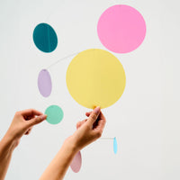 Flensted Mobiles(フレンステッド・モビール)は、1953年創業のデンマーク発・モビール専門ブランド。北欧デザインの文脈に立脚し、造形・質量配分・回転慣性を最適化して、わずかな気流でも自律的に表情を変える構成美を追求します。各パーツは重心とトルクの釣り合いを精密に設計し、静止と運動のあいだを往還する“動く彫刻”として空間に時間軸を付与。代表作「Lucky Storks」から幾何学、鳥類、気球まで多彩で、紙・ステンレス・木材の軽量構造は施工負荷が小さく、住宅・商業・ホスピタリティ・キッズ空間に適合します。現在もデンマーク国内で手作業組立・品質管理を徹底し、視覚ノイズを抑えた運動リズムが集中・鎮静・遊び心をもたらします。北欧インテリアの天井飾りや吊り下げモビールとして、リビング・子供部屋・出産祝いギフトに最適なデンマーク製の正規品です。