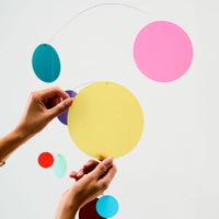 Flensted Mobiles(フレンステッド・モビール)は、1953年創業のデンマーク発・モビール専門ブランド。北欧デザインの文脈に立脚し、造形・質量配分・回転慣性を最適化して、わずかな気流でも自律的に表情を変える構成美を追求します。各パーツは重心とトルクの釣り合いを精密に設計し、静止と運動のあいだを往還する“動く彫刻”として空間に時間軸を付与。代表作「Lucky Storks」から幾何学、鳥類、気球まで多彩で、紙・ステンレス・木材の軽量構造は施工負荷が小さく、住宅・商業・ホスピタリティ・キッズ空間に適合します。現在もデンマーク国内で手作業組立・品質管理を徹底し、視覚ノイズを抑えた運動リズムが集中・鎮静・遊び心をもたらします。北欧インテリアの天井飾りや吊り下げモビールとして、リビング・子供部屋・出産祝いギフトに最適なデンマーク製の正規品です。