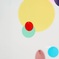 Flensted Mobiles(フレンステッド・モビール)は、1953年創業のデンマーク発・モビール専門ブランド。北欧デザインの文脈に立脚し、造形・質量配分・回転慣性を最適化して、わずかな気流でも自律的に表情を変える構成美を追求します。各パーツは重心とトルクの釣り合いを精密に設計し、静止と運動のあいだを往還する“動く彫刻”として空間に時間軸を付与。代表作「Lucky Storks」から幾何学、鳥類、気球まで多彩で、紙・ステンレス・木材の軽量構造は施工負荷が小さく、住宅・商業・ホスピタリティ・キッズ空間に適合します。現在もデンマーク国内で手作業組立・品質管理を徹底し、視覚ノイズを抑えた運動リズムが集中・鎮静・遊び心をもたらします。北欧インテリアの天井飾りや吊り下げモビールとして、リビング・子供部屋・出産祝いギフトに最適なデンマーク製の正規品です。