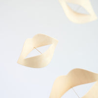 Flensted Mobiles(フレンステッド・モビール)は、1953年創業のデンマーク発・モビール専門ブランド。北欧デザインの文脈に立脚し、造形・質量配分・回転慣性を最適化して、わずかな気流でも自律的に表情を変える構成美を追求します。各パーツは重心とトルクの釣り合いを精密に設計し、静止と運動のあいだを往還する“動く彫刻”として空間に時間軸を付与。代表作「Lucky Storks」から幾何学、鳥類、気球まで多彩で、紙・ステンレス・木材の軽量構造は施工負荷が小さく、住宅・商業・ホスピタリティ・キッズ空間に適合します。現在もデンマーク国内で手作業組立・品質管理を徹底し、視覚ノイズを抑えた運動リズムが集中・鎮静・遊び心をもたらします。北欧インテリアの天井飾りや吊り下げモビールとして、リビング・子供部屋・出産祝いギフトに最適なデンマーク製の正規品です。