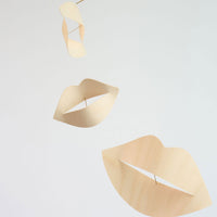 Flensted Mobiles(フレンステッド・モビール)は、1953年創業のデンマーク発・モビール専門ブランド。北欧デザインの文脈に立脚し、造形・質量配分・回転慣性を最適化して、わずかな気流でも自律的に表情を変える構成美を追求します。各パーツは重心とトルクの釣り合いを精密に設計し、静止と運動のあいだを往還する“動く彫刻”として空間に時間軸を付与。代表作「Lucky Storks」から幾何学、鳥類、気球まで多彩で、紙・ステンレス・木材の軽量構造は施工負荷が小さく、住宅・商業・ホスピタリティ・キッズ空間に適合します。現在もデンマーク国内で手作業組立・品質管理を徹底し、視覚ノイズを抑えた運動リズムが集中・鎮静・遊び心をもたらします。北欧インテリアの天井飾りや吊り下げモビールとして、リビング・子供部屋・出産祝いギフトに最適なデンマーク製の正規品です。