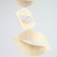 Flensted Mobiles(フレンステッド・モビール)は、1953年創業のデンマーク発・モビール専門ブランド。北欧デザインの文脈に立脚し、造形・質量配分・回転慣性を最適化して、わずかな気流でも自律的に表情を変える構成美を追求します。各パーツは重心とトルクの釣り合いを精密に設計し、静止と運動のあいだを往還する“動く彫刻”として空間に時間軸を付与。代表作「Lucky Storks」から幾何学、鳥類、気球まで多彩で、紙・ステンレス・木材の軽量構造は施工負荷が小さく、住宅・商業・ホスピタリティ・キッズ空間に適合します。現在もデンマーク国内で手作業組立・品質管理を徹底し、視覚ノイズを抑えた運動リズムが集中・鎮静・遊び心をもたらします。北欧インテリアの天井飾りや吊り下げモビールとして、リビング・子供部屋・出産祝いギフトに最適なデンマーク製の正規品です。