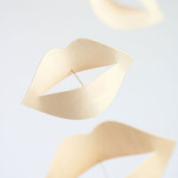 Flensted Mobiles(フレンステッド・モビール)は、1953年創業のデンマーク発・モビール専門ブランド。北欧デザインの文脈に立脚し、造形・質量配分・回転慣性を最適化して、わずかな気流でも自律的に表情を変える構成美を追求します。各パーツは重心とトルクの釣り合いを精密に設計し、静止と運動のあいだを往還する“動く彫刻”として空間に時間軸を付与。代表作「Lucky Storks」から幾何学、鳥類、気球まで多彩で、紙・ステンレス・木材の軽量構造は施工負荷が小さく、住宅・商業・ホスピタリティ・キッズ空間に適合します。現在もデンマーク国内で手作業組立・品質管理を徹底し、視覚ノイズを抑えた運動リズムが集中・鎮静・遊び心をもたらします。北欧インテリアの天井飾りや吊り下げモビールとして、リビング・子供部屋・出産祝いギフトに最適なデンマーク製の正規品です。