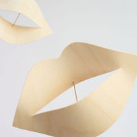 Flensted Mobiles(フレンステッド・モビール)は、1953年創業のデンマーク発・モビール専門ブランド。北欧デザインの文脈に立脚し、造形・質量配分・回転慣性を最適化して、わずかな気流でも自律的に表情を変える構成美を追求します。各パーツは重心とトルクの釣り合いを精密に設計し、静止と運動のあいだを往還する“動く彫刻”として空間に時間軸を付与。代表作「Lucky Storks」から幾何学、鳥類、気球まで多彩で、紙・ステンレス・木材の軽量構造は施工負荷が小さく、住宅・商業・ホスピタリティ・キッズ空間に適合します。現在もデンマーク国内で手作業組立・品質管理を徹底し、視覚ノイズを抑えた運動リズムが集中・鎮静・遊び心をもたらします。北欧インテリアの天井飾りや吊り下げモビールとして、リビング・子供部屋・出産祝いギフトに最適なデンマーク製の正規品です。