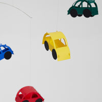 Flensted Mobiles(フレンステッド・モビール)は、1953年創業のデンマーク発・モビール専門ブランド。北欧デザインの文脈に立脚し、造形・質量配分・回転慣性を最適化して、わずかな気流でも自律的に表情を変える構成美を追求します。各パーツは重心とトルクの釣り合いを精密に設計し、静止と運動のあいだを往還する“動く彫刻”として空間に時間軸を付与。代表作「Lucky Storks」から幾何学、鳥類、気球まで多彩で、紙・ステンレス・木材の軽量構造は施工負荷が小さく、住宅・商業・ホスピタリティ・キッズ空間に適合します。現在もデンマーク国内で手作業組立・品質管理を徹底し、視覚ノイズを抑えた運動リズムが集中・鎮静・遊び心をもたらします。北欧インテリアの天井飾りや吊り下げモビールとして、リビング・子供部屋・出産祝いギフトに最適なデンマーク製の正規品です。