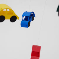Flensted Mobiles(フレンステッド・モビール)は、1953年創業のデンマーク発・モビール専門ブランド。北欧デザインの文脈に立脚し、造形・質量配分・回転慣性を最適化して、わずかな気流でも自律的に表情を変える構成美を追求します。各パーツは重心とトルクの釣り合いを精密に設計し、静止と運動のあいだを往還する“動く彫刻”として空間に時間軸を付与。代表作「Lucky Storks」から幾何学、鳥類、気球まで多彩で、紙・ステンレス・木材の軽量構造は施工負荷が小さく、住宅・商業・ホスピタリティ・キッズ空間に適合します。現在もデンマーク国内で手作業組立・品質管理を徹底し、視覚ノイズを抑えた運動リズムが集中・鎮静・遊び心をもたらします。北欧インテリアの天井飾りや吊り下げモビールとして、リビング・子供部屋・出産祝いギフトに最適なデンマーク製の正規品です。