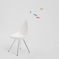 Flensted Mobiles(フレンステッド・モビール)は、1953年創業のデンマーク発・モビール専門ブランド。北欧デザインの文脈に立脚し、造形・質量配分・回転慣性を最適化して、わずかな気流でも自律的に表情を変える構成美を追求します。各パーツは重心とトルクの釣り合いを精密に設計し、静止と運動のあいだを往還する“動く彫刻”として空間に時間軸を付与。代表作「Lucky Storks」から幾何学、鳥類、気球まで多彩で、紙・ステンレス・木材の軽量構造は施工負荷が小さく、住宅・商業・ホスピタリティ・キッズ空間に適合します。現在もデンマーク国内で手作業組立・品質管理を徹底し、視覚ノイズを抑えた運動リズムが集中・鎮静・遊び心をもたらします。北欧インテリアの天井飾りや吊り下げモビールとして、リビング・子供部屋・出産祝いギフトに最適なデンマーク製の正規品です。