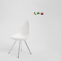 Flensted Mobiles(フレンステッド・モビール)は、1953年創業のデンマーク発・モビール専門ブランド。北欧デザインの文脈に立脚し、造形・質量配分・回転慣性を最適化して、わずかな気流でも自律的に表情を変える構成美を追求します。各パーツは重心とトルクの釣り合いを精密に設計し、静止と運動のあいだを往還する“動く彫刻”として空間に時間軸を付与。代表作「Lucky Storks」から幾何学、鳥類、気球まで多彩で、紙・ステンレス・木材の軽量構造は施工負荷が小さく、住宅・商業・ホスピタリティ・キッズ空間に適合します。現在もデンマーク国内で手作業組立・品質管理を徹底し、視覚ノイズを抑えた運動リズムが集中・鎮静・遊び心をもたらします。北欧インテリアの天井飾りや吊り下げモビールとして、リビング・子供部屋・出産祝いギフトに最適なデンマーク製の正規品です。
