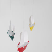 Flensted Mobiles(フレンステッド・モビール)は、1953年創業のデンマーク発・モビール専門ブランド。北欧デザインの文脈に立脚し、造形・質量配分・回転慣性を最適化して、わずかな気流でも自律的に表情を変える構成美を追求します。各パーツは重心とトルクの釣り合いを精密に設計し、静止と運動のあいだを往還する“動く彫刻”として空間に時間軸を付与。代表作「Lucky Storks」から幾何学、鳥類、気球まで多彩で、紙・ステンレス・木材の軽量構造は施工負荷が小さく、住宅・商業・ホスピタリティ・キッズ空間に適合します。現在もデンマーク国内で手作業組立・品質管理を徹底し、視覚ノイズを抑えた運動リズムが集中・鎮静・遊び心をもたらします。北欧インテリアの天井飾りや吊り下げモビールとして、リビング・子供部屋・出産祝いギフトに最適なデンマーク製の正規品です。