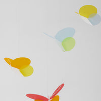 Flensted Mobiles(フレンステッド・モビール)は、1953年創業のデンマーク発・モビール専門ブランド。北欧デザインの文脈に立脚し、造形・質量配分・回転慣性を最適化して、わずかな気流でも自律的に表情を変える構成美を追求します。各パーツは重心とトルクの釣り合いを精密に設計し、静止と運動のあいだを往還する“動く彫刻”として空間に時間軸を付与。代表作「Lucky Storks」から幾何学、鳥類、気球まで多彩で、紙・ステンレス・木材の軽量構造は施工負荷が小さく、住宅・商業・ホスピタリティ・キッズ空間に適合します。現在もデンマーク国内で手作業組立・品質管理を徹底し、視覚ノイズを抑えた運動リズムが集中・鎮静・遊び心をもたらします。北欧インテリアの天井飾りや吊り下げモビールとして、リビング・子供部屋・出産祝いギフトに最適なデンマーク製の正規品です。