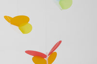 Flensted Hanging Art(フレンステッド・ハンギングアート)は、1954年にデンマークで誕生した北欧モビールの老舗ブランドです。創業者クリスチャン・フレンステッドと妻グレーテが自宅で最初のモビールを作ったことから始まり、現在も家族経営のもと、すべて手作業で丁寧に製作されています。風や空気の流れで繊細に揺れるモビールは、リビングや寝室、子供部屋、玄関、オフィスなど、さまざまな空間に静けさと調和をもたらします。北欧インテリアやモダンアートと調和するシンプルで洗練されたデザインは、出産祝いや引越し祝い、誕生日などのギフトにも最適。2024年にはブランド名を「Flensted mobiles」から「Flensted Hanging Art」へ刷新し、アート性とハンドメイドの温もりをそのままに、より現代的な世界観を発信しています。癒しの空間演出を求める方におすすめのインテリアアートです。