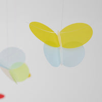 Flensted Mobiles(フレンステッド・モビール)は、1953年創業のデンマーク発・モビール専門ブランド。北欧デザインの文脈に立脚し、造形・質量配分・回転慣性を最適化して、わずかな気流でも自律的に表情を変える構成美を追求します。各パーツは重心とトルクの釣り合いを精密に設計し、静止と運動のあいだを往還する“動く彫刻”として空間に時間軸を付与。代表作「Lucky Storks」から幾何学、鳥類、気球まで多彩で、紙・ステンレス・木材の軽量構造は施工負荷が小さく、住宅・商業・ホスピタリティ・キッズ空間に適合します。現在もデンマーク国内で手作業組立・品質管理を徹底し、視覚ノイズを抑えた運動リズムが集中・鎮静・遊び心をもたらします。北欧インテリアの天井飾りや吊り下げモビールとして、リビング・子供部屋・出産祝いギフトに最適なデンマーク製の正規品です。
