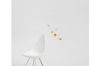 Flensted Hanging Art(フレンステッド・ハンギングアート)は、1954年にデンマークで誕生した北欧モビールの老舗ブランドです。創業者クリスチャン・フレンステッドと妻グレーテが自宅で最初のモビールを作ったことから始まり、現在も家族経営のもと、すべて手作業で丁寧に製作されています。風や空気の流れで繊細に揺れるモビールは、リビングや寝室、子供部屋、玄関、オフィスなど、さまざまな空間に静けさと調和をもたらします。北欧インテリアやモダンアートと調和するシンプルで洗練されたデザインは、出産祝いや引越し祝い、誕生日などのギフトにも最適。2024年にはブランド名を「Flensted mobiles」から「Flensted Hanging Art」へ刷新し、アート性とハンドメイドの温もりをそのままに、より現代的な世界観を発信しています。癒しの空間演出を求める方におすすめのインテリアアートです。