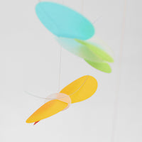 Flensted Mobiles(フレンステッド・モビール)は、1953年創業のデンマーク発・モビール専門ブランド。北欧デザインの文脈に立脚し、造形・質量配分・回転慣性を最適化して、わずかな気流でも自律的に表情を変える構成美を追求します。各パーツは重心とトルクの釣り合いを精密に設計し、静止と運動のあいだを往還する“動く彫刻”として空間に時間軸を付与。代表作「Lucky Storks」から幾何学、鳥類、気球まで多彩で、紙・ステンレス・木材の軽量構造は施工負荷が小さく、住宅・商業・ホスピタリティ・キッズ空間に適合します。現在もデンマーク国内で手作業組立・品質管理を徹底し、視覚ノイズを抑えた運動リズムが集中・鎮静・遊び心をもたらします。北欧インテリアの天井飾りや吊り下げモビールとして、リビング・子供部屋・出産祝いギフトに最適なデンマーク製の正規品です。