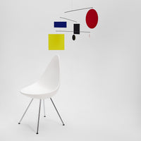 Flensted Mobiles(フレンステッド・モビール)は、1953年創業のデンマーク発・モビール専門ブランド。北欧デザインの文脈に立脚し、造形・質量配分・回転慣性を最適化して、わずかな気流でも自律的に表情を変える構成美を追求します。各パーツは重心とトルクの釣り合いを精密に設計し、静止と運動のあいだを往還する“動く彫刻”として空間に時間軸を付与。代表作「Lucky Storks」から幾何学、鳥類、気球まで多彩で、紙・ステンレス・木材の軽量構造は施工負荷が小さく、住宅・商業・ホスピタリティ・キッズ空間に適合します。現在もデンマーク国内で手作業組立・品質管理を徹底し、視覚ノイズを抑えた運動リズムが集中・鎮静・遊び心をもたらします。北欧インテリアの天井飾りや吊り下げモビールとして、リビング・子供部屋・出産祝いギフトに最適なデンマーク製の正規品です。