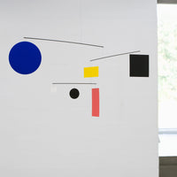 Flensted Mobiles(フレンステッド・モビール)は、1953年創業のデンマーク発・モビール専門ブランド。北欧デザインの文脈に立脚し、造形・質量配分・回転慣性を最適化して、わずかな気流でも自律的に表情を変える構成美を追求します。各パーツは重心とトルクの釣り合いを精密に設計し、静止と運動のあいだを往還する“動く彫刻”として空間に時間軸を付与。代表作「Lucky Storks」から幾何学、鳥類、気球まで多彩で、紙・ステンレス・木材の軽量構造は施工負荷が小さく、住宅・商業・ホスピタリティ・キッズ空間に適合します。現在もデンマーク国内で手作業組立・品質管理を徹底し、視覚ノイズを抑えた運動リズムが集中・鎮静・遊び心をもたらします。北欧インテリアの天井飾りや吊り下げモビールとして、リビング・子供部屋・出産祝いギフトに最適なデンマーク製の正規品です。