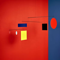 Flensted Mobiles(フレンステッド・モビール)は、1953年創業のデンマーク発・モビール専門ブランド。北欧デザインの文脈に立脚し、造形・質量配分・回転慣性を最適化して、わずかな気流でも自律的に表情を変える構成美を追求します。各パーツは重心とトルクの釣り合いを精密に設計し、静止と運動のあいだを往還する“動く彫刻”として空間に時間軸を付与。代表作「Lucky Storks」から幾何学、鳥類、気球まで多彩で、紙・ステンレス・木材の軽量構造は施工負荷が小さく、住宅・商業・ホスピタリティ・キッズ空間に適合します。現在もデンマーク国内で手作業組立・品質管理を徹底し、視覚ノイズを抑えた運動リズムが集中・鎮静・遊び心をもたらします。北欧インテリアの天井飾りや吊り下げモビールとして、リビング・子供部屋・出産祝いギフトに最適なデンマーク製の正規品です。