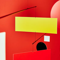 Flensted Mobiles(フレンステッド・モビール)は、1953年創業のデンマーク発・モビール専門ブランド。北欧デザインの文脈に立脚し、造形・質量配分・回転慣性を最適化して、わずかな気流でも自律的に表情を変える構成美を追求します。各パーツは重心とトルクの釣り合いを精密に設計し、静止と運動のあいだを往還する“動く彫刻”として空間に時間軸を付与。代表作「Lucky Storks」から幾何学、鳥類、気球まで多彩で、紙・ステンレス・木材の軽量構造は施工負荷が小さく、住宅・商業・ホスピタリティ・キッズ空間に適合します。現在もデンマーク国内で手作業組立・品質管理を徹底し、視覚ノイズを抑えた運動リズムが集中・鎮静・遊び心をもたらします。北欧インテリアの天井飾りや吊り下げモビールとして、リビング・子供部屋・出産祝いギフトに最適なデンマーク製の正規品です。