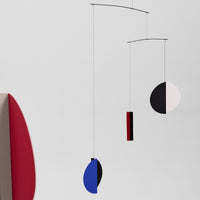 Flensted Mobiles(フレンステッド・モビール)は、1953年創業のデンマーク発・モビール専門ブランド。北欧デザインの文脈に立脚し、造形・質量配分・回転慣性を最適化して、わずかな気流でも自律的に表情を変える構成美を追求します。各パーツは重心とトルクの釣り合いを精密に設計し、静止と運動のあいだを往還する“動く彫刻”として空間に時間軸を付与。代表作「Lucky Storks」から幾何学、鳥類、気球まで多彩で、紙・ステンレス・木材の軽量構造は施工負荷が小さく、住宅・商業・ホスピタリティ・キッズ空間に適合します。現在もデンマーク国内で手作業組立・品質管理を徹底し、視覚ノイズを抑えた運動リズムが集中・鎮静・遊び心をもたらします。北欧インテリアの天井飾りや吊り下げモビールとして、リビング・子供部屋・出産祝いギフトに最適なデンマーク製の正規品です。