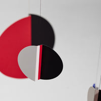 Flensted Mobiles(フレンステッド・モビール)は、1953年創業のデンマーク発・モビール専門ブランド。北欧デザインの文脈に立脚し、造形・質量配分・回転慣性を最適化して、わずかな気流でも自律的に表情を変える構成美を追求します。各パーツは重心とトルクの釣り合いを精密に設計し、静止と運動のあいだを往還する“動く彫刻”として空間に時間軸を付与。代表作「Lucky Storks」から幾何学、鳥類、気球まで多彩で、紙・ステンレス・木材の軽量構造は施工負荷が小さく、住宅・商業・ホスピタリティ・キッズ空間に適合します。現在もデンマーク国内で手作業組立・品質管理を徹底し、視覚ノイズを抑えた運動リズムが集中・鎮静・遊び心をもたらします。北欧インテリアの天井飾りや吊り下げモビールとして、リビング・子供部屋・出産祝いギフトに最適なデンマーク製の正規品です。
