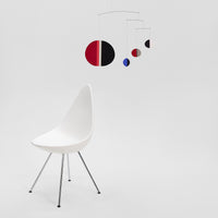 Flensted Mobiles(フレンステッド・モビール)は、1953年創業のデンマーク発・モビール専門ブランド。北欧デザインの文脈に立脚し、造形・質量配分・回転慣性を最適化して、わずかな気流でも自律的に表情を変える構成美を追求します。各パーツは重心とトルクの釣り合いを精密に設計し、静止と運動のあいだを往還する“動く彫刻”として空間に時間軸を付与。代表作「Lucky Storks」から幾何学、鳥類、気球まで多彩で、紙・ステンレス・木材の軽量構造は施工負荷が小さく、住宅・商業・ホスピタリティ・キッズ空間に適合します。現在もデンマーク国内で手作業組立・品質管理を徹底し、視覚ノイズを抑えた運動リズムが集中・鎮静・遊び心をもたらします。北欧インテリアの天井飾りや吊り下げモビールとして、リビング・子供部屋・出産祝いギフトに最適なデンマーク製の正規品です。