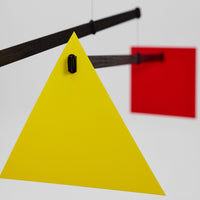 Flensted Mobiles(フレンステッド・モビール)は、1953年創業のデンマーク発・モビール専門ブランド。北欧デザインの文脈に立脚し、造形・質量配分・回転慣性を最適化して、わずかな気流でも自律的に表情を変える構成美を追求します。各パーツは重心とトルクの釣り合いを精密に設計し、静止と運動のあいだを往還する“動く彫刻”として空間に時間軸を付与。代表作「Lucky Storks」から幾何学、鳥類、気球まで多彩で、紙・ステンレス・木材の軽量構造は施工負荷が小さく、住宅・商業・ホスピタリティ・キッズ空間に適合します。現在もデンマーク国内で手作業組立・品質管理を徹底し、視覚ノイズを抑えた運動リズムが集中・鎮静・遊び心をもたらします。北欧インテリアの天井飾りや吊り下げモビールとして、リビング・子供部屋・出産祝いギフトに最適なデンマーク製の正規品です。