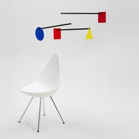 Flensted Mobiles(フレンステッド・モビール)は、1953年創業のデンマーク発・モビール専門ブランド。北欧デザインの文脈に立脚し、造形・質量配分・回転慣性を最適化して、わずかな気流でも自律的に表情を変える構成美を追求します。各パーツは重心とトルクの釣り合いを精密に設計し、静止と運動のあいだを往還する“動く彫刻”として空間に時間軸を付与。代表作「Lucky Storks」から幾何学、鳥類、気球まで多彩で、紙・ステンレス・木材の軽量構造は施工負荷が小さく、住宅・商業・ホスピタリティ・キッズ空間に適合します。現在もデンマーク国内で手作業組立・品質管理を徹底し、視覚ノイズを抑えた運動リズムが集中・鎮静・遊び心をもたらします。北欧インテリアの天井飾りや吊り下げモビールとして、リビング・子供部屋・出産祝いギフトに最適なデンマーク製の正規品です。