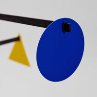 Flensted Mobiles(フレンステッド・モビール)は、1953年創業のデンマーク発・モビール専門ブランド。北欧デザインの文脈に立脚し、造形・質量配分・回転慣性を最適化して、わずかな気流でも自律的に表情を変える構成美を追求します。各パーツは重心とトルクの釣り合いを精密に設計し、静止と運動のあいだを往還する“動く彫刻”として空間に時間軸を付与。代表作「Lucky Storks」から幾何学、鳥類、気球まで多彩で、紙・ステンレス・木材の軽量構造は施工負荷が小さく、住宅・商業・ホスピタリティ・キッズ空間に適合します。現在もデンマーク国内で手作業組立・品質管理を徹底し、視覚ノイズを抑えた運動リズムが集中・鎮静・遊び心をもたらします。北欧インテリアの天井飾りや吊り下げモビールとして、リビング・子供部屋・出産祝いギフトに最適なデンマーク製の正規品です。