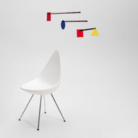 Flensted Mobiles(フレンステッド・モビール)は、1953年創業のデンマーク発・モビール専門ブランド。北欧デザインの文脈に立脚し、造形・質量配分・回転慣性を最適化して、わずかな気流でも自律的に表情を変える構成美を追求します。各パーツは重心とトルクの釣り合いを精密に設計し、静止と運動のあいだを往還する“動く彫刻”として空間に時間軸を付与。代表作「Lucky Storks」から幾何学、鳥類、気球まで多彩で、紙・ステンレス・木材の軽量構造は施工負荷が小さく、住宅・商業・ホスピタリティ・キッズ空間に適合します。現在もデンマーク国内で手作業組立・品質管理を徹底し、視覚ノイズを抑えた運動リズムが集中・鎮静・遊び心をもたらします。北欧インテリアの天井飾りや吊り下げモビールとして、リビング・子供部屋・出産祝いギフトに最適なデンマーク製の正規品です。