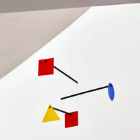 Flensted Mobiles(フレンステッド・モビール)は、1953年創業のデンマーク発・モビール専門ブランド。北欧デザインの文脈に立脚し、造形・質量配分・回転慣性を最適化して、わずかな気流でも自律的に表情を変える構成美を追求します。各パーツは重心とトルクの釣り合いを精密に設計し、静止と運動のあいだを往還する“動く彫刻”として空間に時間軸を付与。代表作「Lucky Storks」から幾何学、鳥類、気球まで多彩で、紙・ステンレス・木材の軽量構造は施工負荷が小さく、住宅・商業・ホスピタリティ・キッズ空間に適合します。現在もデンマーク国内で手作業組立・品質管理を徹底し、視覚ノイズを抑えた運動リズムが集中・鎮静・遊び心をもたらします。北欧インテリアの天井飾りや吊り下げモビールとして、リビング・子供部屋・出産祝いギフトに最適なデンマーク製の正規品です。