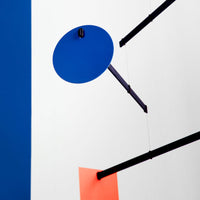 Flensted Mobiles(フレンステッド・モビール)は、1953年創業のデンマーク発・モビール専門ブランド。北欧デザインの文脈に立脚し、造形・質量配分・回転慣性を最適化して、わずかな気流でも自律的に表情を変える構成美を追求します。各パーツは重心とトルクの釣り合いを精密に設計し、静止と運動のあいだを往還する“動く彫刻”として空間に時間軸を付与。代表作「Lucky Storks」から幾何学、鳥類、気球まで多彩で、紙・ステンレス・木材の軽量構造は施工負荷が小さく、住宅・商業・ホスピタリティ・キッズ空間に適合します。現在もデンマーク国内で手作業組立・品質管理を徹底し、視覚ノイズを抑えた運動リズムが集中・鎮静・遊び心をもたらします。北欧インテリアの天井飾りや吊り下げモビールとして、リビング・子供部屋・出産祝いギフトに最適なデンマーク製の正規品です。