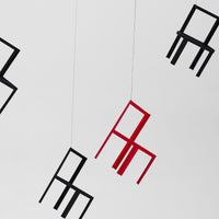 Flensted Mobiles(フレンステッド・モビール)は、1953年創業のデンマーク発・モビール専門ブランド。北欧デザインの文脈に立脚し、造形・質量配分・回転慣性を最適化して、わずかな気流でも自律的に表情を変える構成美を追求します。各パーツは重心とトルクの釣り合いを精密に設計し、静止と運動のあいだを往還する“動く彫刻”として空間に時間軸を付与。代表作「Lucky Storks」から幾何学、鳥類、気球まで多彩で、紙・ステンレス・木材の軽量構造は施工負荷が小さく、住宅・商業・ホスピタリティ・キッズ空間に適合します。現在もデンマーク国内で手作業組立・品質管理を徹底し、視覚ノイズを抑えた運動リズムが集中・鎮静・遊び心をもたらします。北欧インテリアの天井飾りや吊り下げモビールとして、リビング・子供部屋・出産祝いギフトに最適なデンマーク製の正規品です。