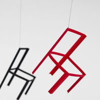 Flensted Mobiles(フレンステッド・モビール)は、1953年創業のデンマーク発・モビール専門ブランド。北欧デザインの文脈に立脚し、造形・質量配分・回転慣性を最適化して、わずかな気流でも自律的に表情を変える構成美を追求します。各パーツは重心とトルクの釣り合いを精密に設計し、静止と運動のあいだを往還する“動く彫刻”として空間に時間軸を付与。代表作「Lucky Storks」から幾何学、鳥類、気球まで多彩で、紙・ステンレス・木材の軽量構造は施工負荷が小さく、住宅・商業・ホスピタリティ・キッズ空間に適合します。現在もデンマーク国内で手作業組立・品質管理を徹底し、視覚ノイズを抑えた運動リズムが集中・鎮静・遊び心をもたらします。北欧インテリアの天井飾りや吊り下げモビールとして、リビング・子供部屋・出産祝いギフトに最適なデンマーク製の正規品です。