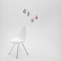 Flensted Mobiles(フレンステッド・モビール)は、1953年創業のデンマーク発・モビール専門ブランド。北欧デザインの文脈に立脚し、造形・質量配分・回転慣性を最適化して、わずかな気流でも自律的に表情を変える構成美を追求します。各パーツは重心とトルクの釣り合いを精密に設計し、静止と運動のあいだを往還する“動く彫刻”として空間に時間軸を付与。代表作「Lucky Storks」から幾何学、鳥類、気球まで多彩で、紙・ステンレス・木材の軽量構造は施工負荷が小さく、住宅・商業・ホスピタリティ・キッズ空間に適合します。現在もデンマーク国内で手作業組立・品質管理を徹底し、視覚ノイズを抑えた運動リズムが集中・鎮静・遊び心をもたらします。北欧インテリアの天井飾りや吊り下げモビールとして、リビング・子供部屋・出産祝いギフトに最適なデンマーク製の正規品です。