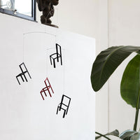 Flensted Mobiles(フレンステッド・モビール)は、1953年創業のデンマーク発・モビール専門ブランド。北欧デザインの文脈に立脚し、造形・質量配分・回転慣性を最適化して、わずかな気流でも自律的に表情を変える構成美を追求します。各パーツは重心とトルクの釣り合いを精密に設計し、静止と運動のあいだを往還する“動く彫刻”として空間に時間軸を付与。代表作「Lucky Storks」から幾何学、鳥類、気球まで多彩で、紙・ステンレス・木材の軽量構造は施工負荷が小さく、住宅・商業・ホスピタリティ・キッズ空間に適合します。現在もデンマーク国内で手作業組立・品質管理を徹底し、視覚ノイズを抑えた運動リズムが集中・鎮静・遊び心をもたらします。北欧インテリアの天井飾りや吊り下げモビールとして、リビング・子供部屋・出産祝いギフトに最適なデンマーク製の正規品です。