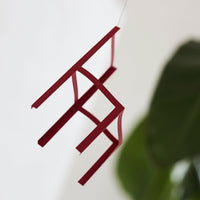 Flensted Mobiles(フレンステッド・モビール)は、1953年創業のデンマーク発・モビール専門ブランド。北欧デザインの文脈に立脚し、造形・質量配分・回転慣性を最適化して、わずかな気流でも自律的に表情を変える構成美を追求します。各パーツは重心とトルクの釣り合いを精密に設計し、静止と運動のあいだを往還する“動く彫刻”として空間に時間軸を付与。代表作「Lucky Storks」から幾何学、鳥類、気球まで多彩で、紙・ステンレス・木材の軽量構造は施工負荷が小さく、住宅・商業・ホスピタリティ・キッズ空間に適合します。現在もデンマーク国内で手作業組立・品質管理を徹底し、視覚ノイズを抑えた運動リズムが集中・鎮静・遊び心をもたらします。北欧インテリアの天井飾りや吊り下げモビールとして、リビング・子供部屋・出産祝いギフトに最適なデンマーク製の正規品です。