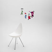 Flensted Mobiles(フレンステッド・モビール)は、1953年創業のデンマーク発・モビール専門ブランド。北欧デザインの文脈に立脚し、造形・質量配分・回転慣性を最適化して、わずかな気流でも自律的に表情を変える構成美を追求します。各パーツは重心とトルクの釣り合いを精密に設計し、静止と運動のあいだを往還する“動く彫刻”として空間に時間軸を付与。代表作「Lucky Storks」から幾何学、鳥類、気球まで多彩で、紙・ステンレス・木材の軽量構造は施工負荷が小さく、住宅・商業・ホスピタリティ・キッズ空間に適合します。現在もデンマーク国内で手作業組立・品質管理を徹底し、視覚ノイズを抑えた運動リズムが集中・鎮静・遊び心をもたらします。北欧インテリアの天井飾りや吊り下げモビールとして、リビング・子供部屋・出産祝いギフトに最適なデンマーク製の正規品です。