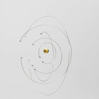 Flensted Mobiles(フレンステッド・モビール)は、1953年創業のデンマーク発・モビール専門ブランド。北欧デザインの文脈に立脚し、造形・質量配分・回転慣性を最適化して、わずかな気流でも自律的に表情を変える構成美を追求します。各パーツは重心とトルクの釣り合いを精密に設計し、静止と運動のあいだを往還する“動く彫刻”として空間に時間軸を付与。代表作「Lucky Storks」から幾何学、鳥類、気球まで多彩で、紙・ステンレス・木材の軽量構造は施工負荷が小さく、住宅・商業・ホスピタリティ・キッズ空間に適合します。現在もデンマーク国内で手作業組立・品質管理を徹底し、視覚ノイズを抑えた運動リズムが集中・鎮静・遊び心をもたらします。北欧インテリアの天井飾りや吊り下げモビールとして、リビング・子供部屋・出産祝いギフトに最適なデンマーク製の正規品です。