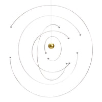 Flensted Mobiles(フレンステッド・モビール)は、1953年創業のデンマーク発・モビール専門ブランド。北欧デザインの文脈に立脚し、造形・質量配分・回転慣性を最適化して、わずかな気流でも自律的に表情を変える構成美を追求します。各パーツは重心とトルクの釣り合いを精密に設計し、静止と運動のあいだを往還する“動く彫刻”として空間に時間軸を付与。代表作「Lucky Storks」から幾何学、鳥類、気球まで多彩で、紙・ステンレス・木材の軽量構造は施工負荷が小さく、住宅・商業・ホスピタリティ・キッズ空間に適合します。現在もデンマーク国内で手作業組立・品質管理を徹底し、視覚ノイズを抑えた運動リズムが集中・鎮静・遊び心をもたらします。北欧インテリアの天井飾りや吊り下げモビールとして、リビング・子供部屋・出産祝いギフトに最適なデンマーク製の正規品です。
